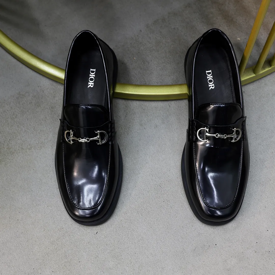 Ex-factory price: 540🙅‍♂️🙅‍♂️🙅‍♂️ Brand: Dior DIOR Standard code: Men's code 38/44 (45 can be customized) Grade: Same as the official website Material: Original cowhide stitching, cowhide lining, original TPU wear-resistant soft outsole Style categories: Leisure and sports version, footwear for driving, young fashion, European and American trends, British style Color: actual picture color
